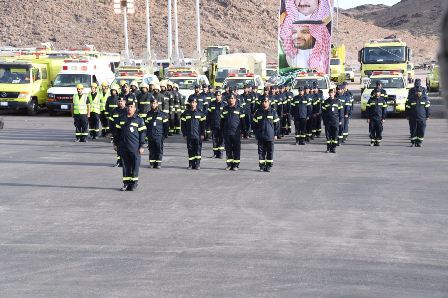 الدفاع المدني ينقذ مخالفًا عبر بسيارته سيلا جاريا