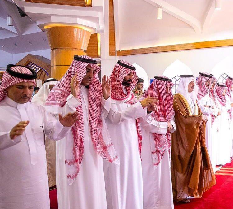 أمير الشرقية يؤدي صلاة الميت على الأميرة نورة بنت سعود
