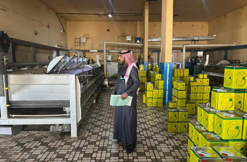 وزارة البيئة والمياه والزراعة بالقريات تستمر بأعمال الرقابة الصحية على معاصر الزيتون