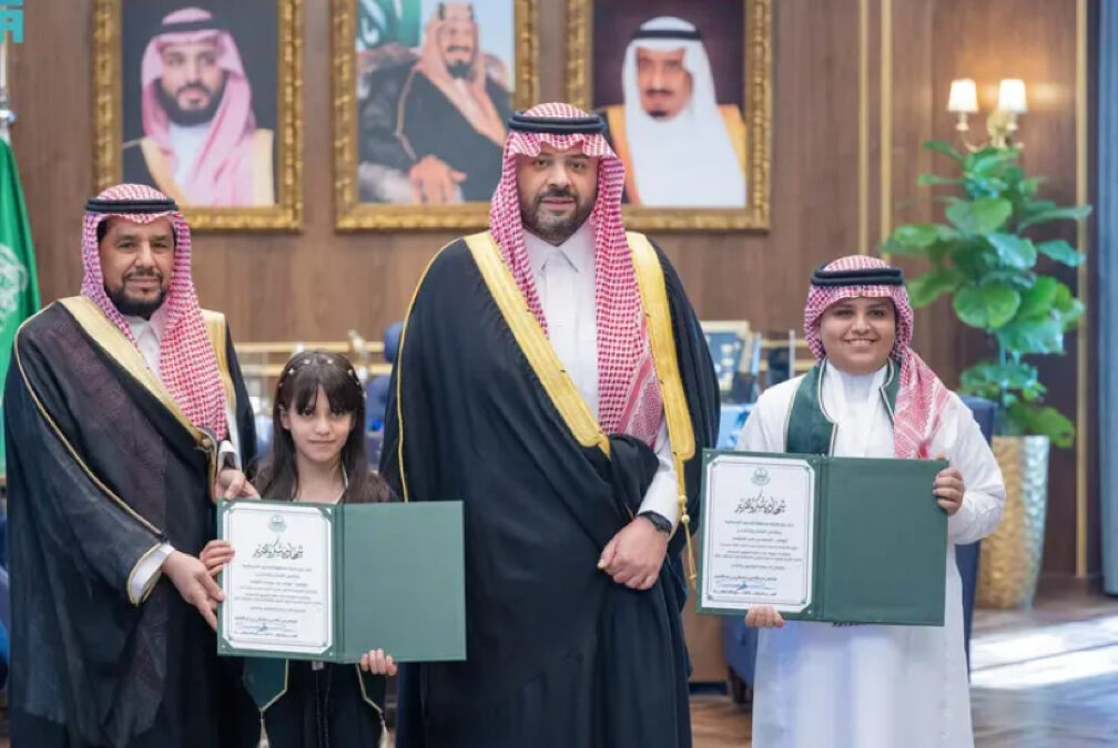 أمير الحدود الشمالية يكرم طالباً وطالبة لحصدهم جائزة مكتب التربية لدول الخليج