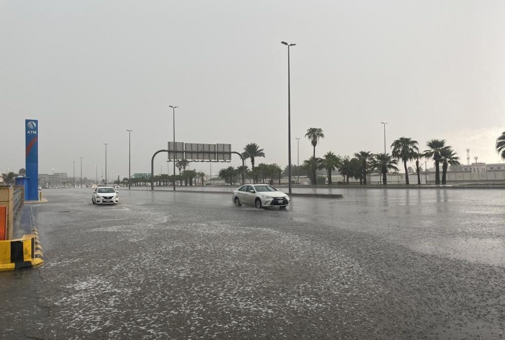 أمطار مكثفة على العاصمة المقدسة مصحوبة برياح نشطة ورعد وسيول