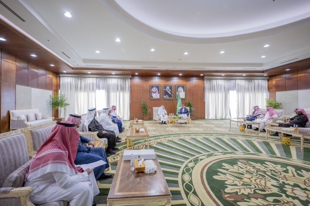 أمير الحدود الشمالية يجتمع برئيس اتحاد الغرف السعودية