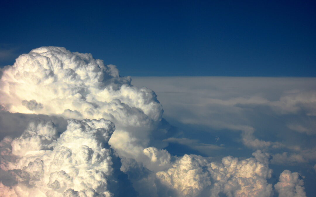 سحب عنقودية تظلل منطقة تبوك مصحوبة بأمطار متفاوتة الكثافة