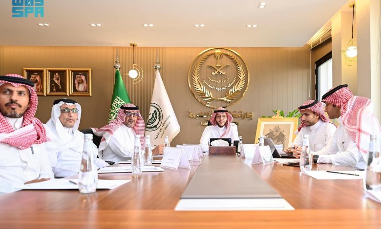 محافظ الطائف يجتمع ببعض الجهات الحكومية لتنظيم المواقع المجاورة لميدان الهجن