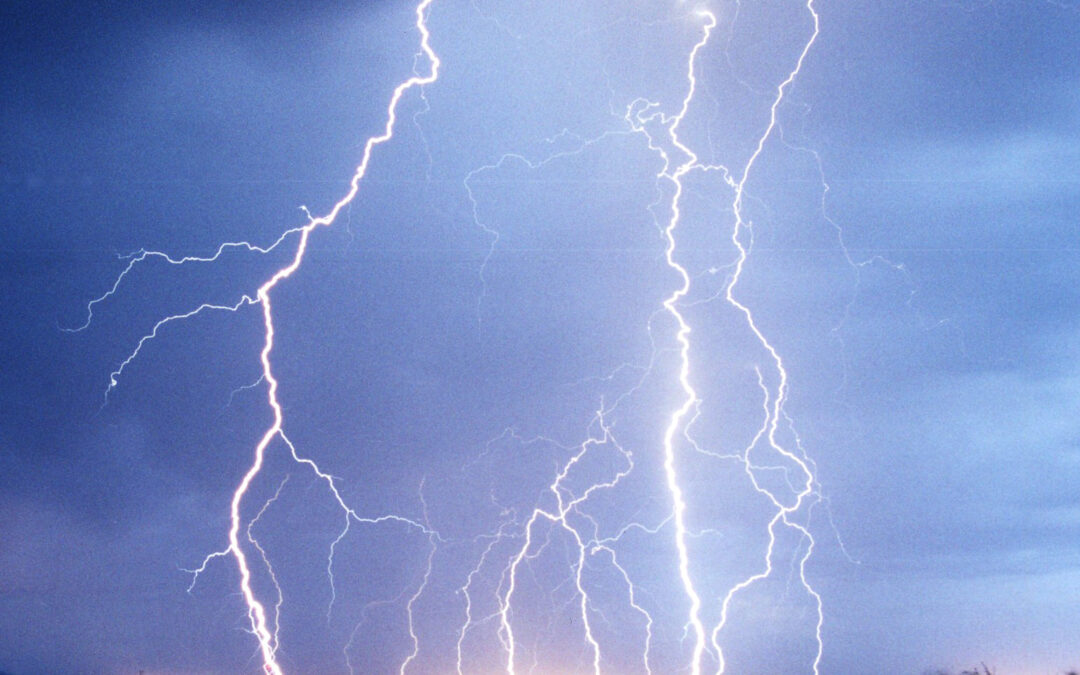 سحب ركامية رعدية على منطقة القصيم