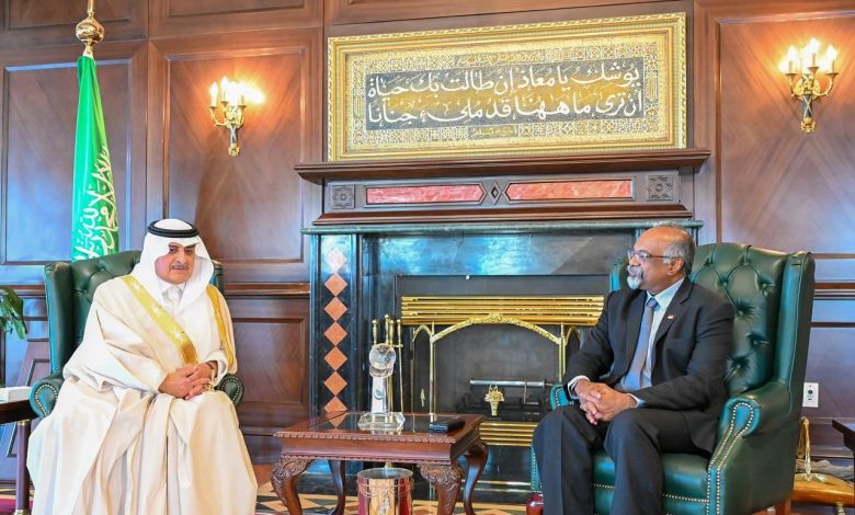 أمير تبوك يستقبل قنصل جمهورية سنغافورة