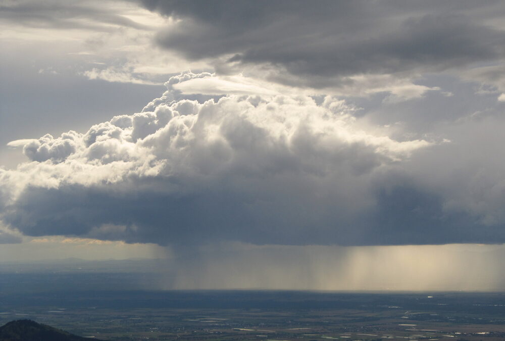 سحب كثيفة وأمطار رعدية تغطي محافظة طبرجل بمنطقة الجوف