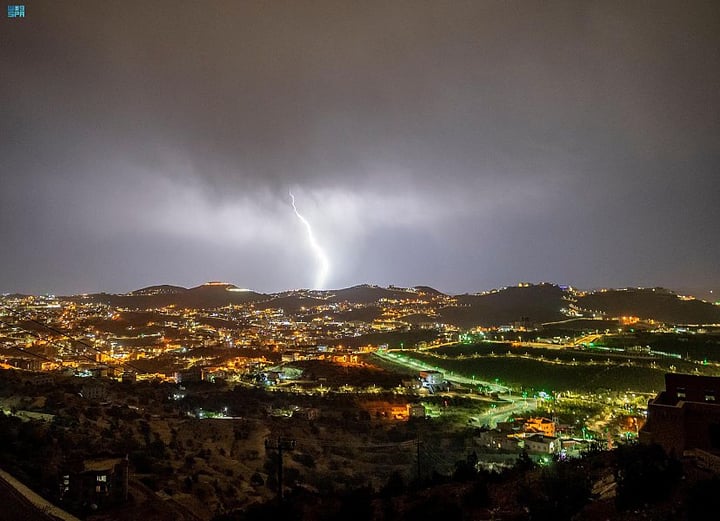 إغلاق 3 عقبات في الباحة احترازًا من الأمطار