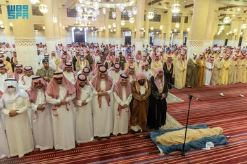 أمير الرياض يصلي صلاة الميت على الأمير يزيد بن سعود بن عبد العزيز