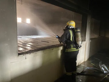 الدفاع المدني يسيطر على حريق في سطح مبنى بحي العليا بالرياض