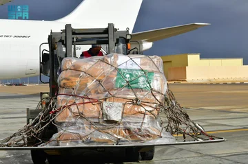 الطائرة الإغاثية الـ 15 تستقر بمطار العريش وتتجهز للعبور إلى غزة