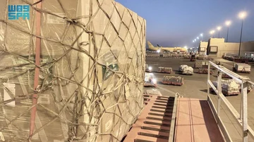 الطائرة الإغاثية الـ 23 تستقر بمطار العريش المصري تمهيدا لنقلها إلى غزة