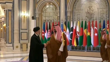 ولي العهد يستقبل الرئيس الإيراني فور وصوله القمة العربية الإسلامية