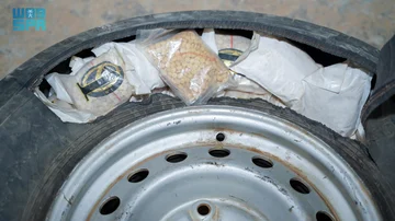 مخبأة في إطار سيارة .. الأمن البيئي يفشل تهريب 852 ألف حبة كبتاجون