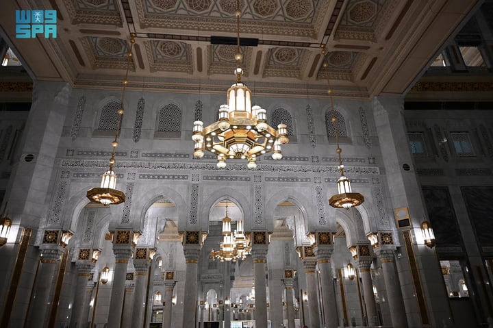 تحف مُطعمَة بالذهب من الفن الإسلامي تزين أسقف المسجد الحرام