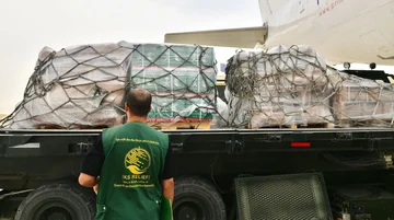 الطائرة الإغاثية الـ 13 تصل مطار العريش المصري تمهيدا لدخولها غزة