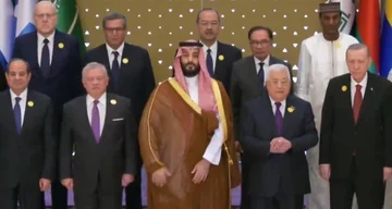 صورة تذكارية تجمع ولي العهد برؤساء القمة العربية الإسلامية