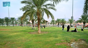 أجواء منعشة ربيعية بحدائق العاصمة المقدسة