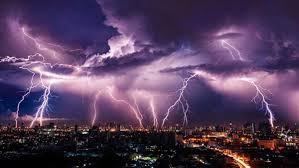 أمطار متوسطة ورياح نشطة وصواعق رعدية وسيول تجري على بعض مناطق المملكة اليوم