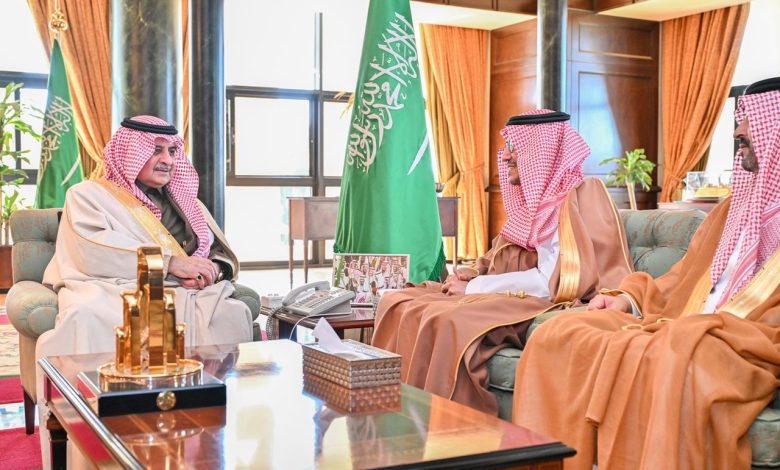 أمير تبوك يجتمع بمحافظ هيئة الزكاة والضريبة والجمارك بمكتبه