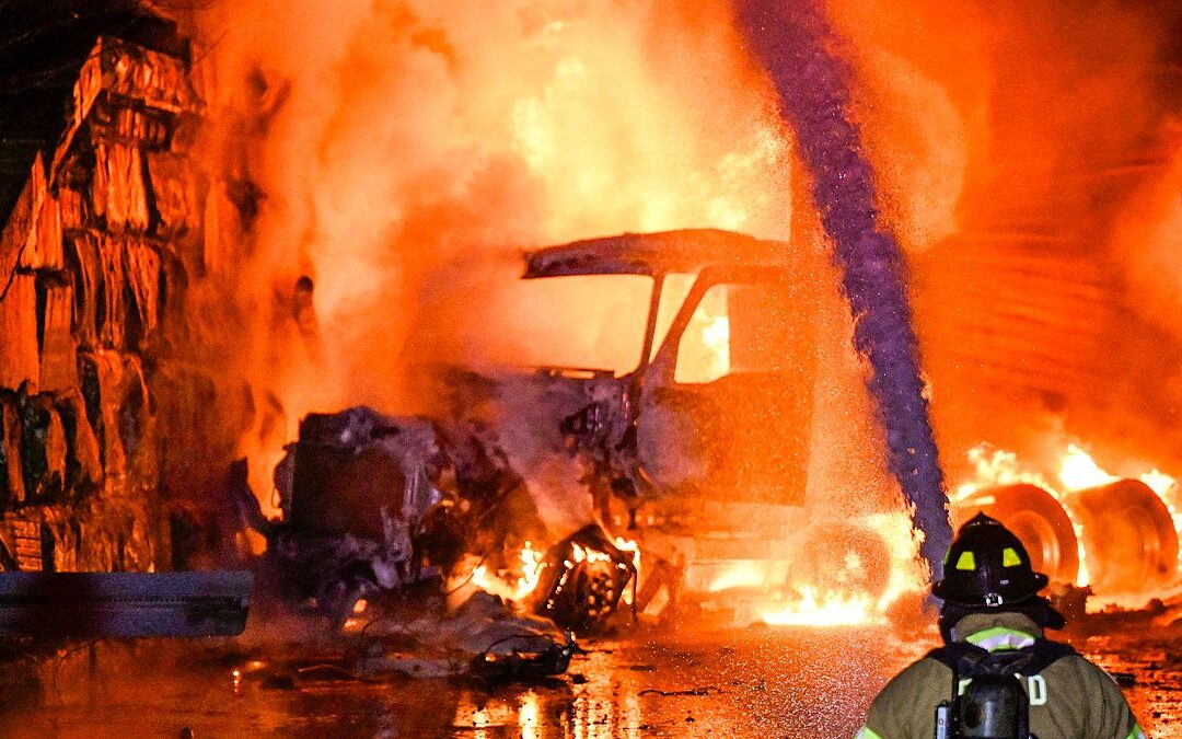 عشرات القتلى والجرحى جراء انفجار مصنع بإندونيسيا