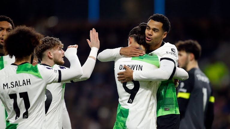 بهدفين نظيفين .. ليفربول يتصدر الدوري الإنجليزي بعد الفوز على بيرنلي