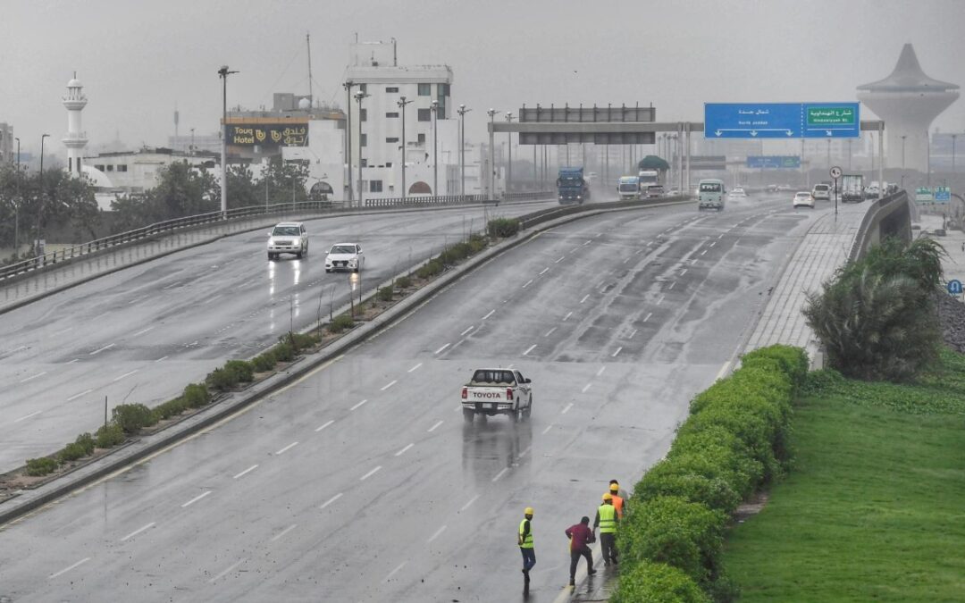 أمطار على جدَّة تمتد تدريجيًا إلى العاصمة المقدسة