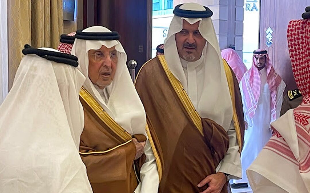 أمير مكة يُقدم التعازي لأبناء الأمير ممدوح بن عبد العزيز آل سعود