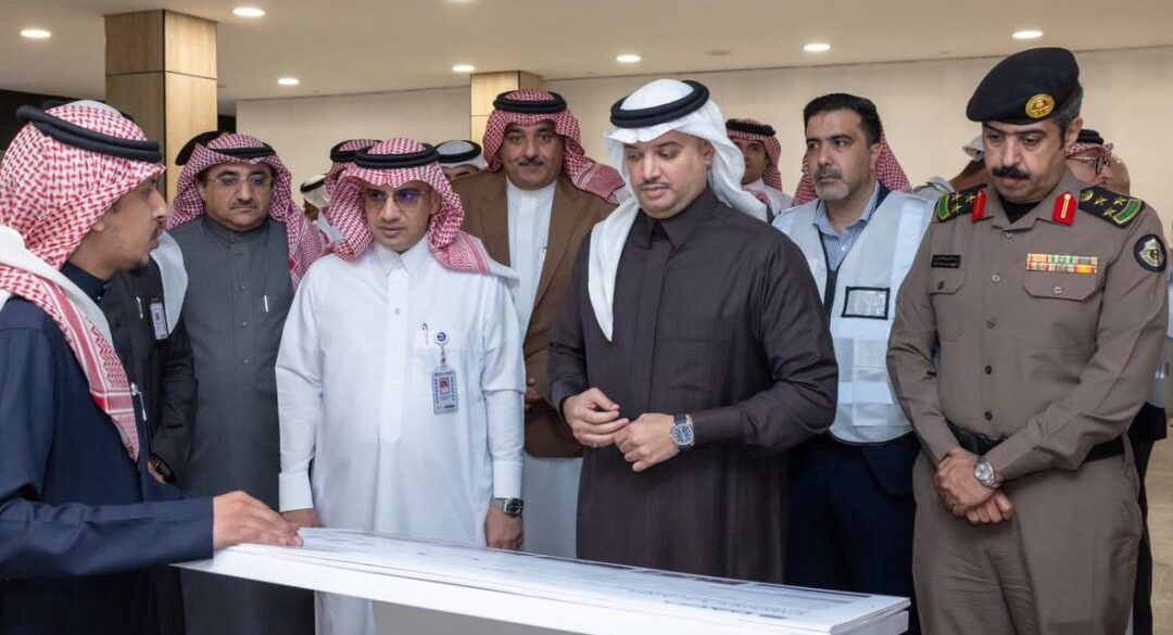 محافظ الأحساء يتابع سير أعمال توسعة وتطوير مطار الأحساء