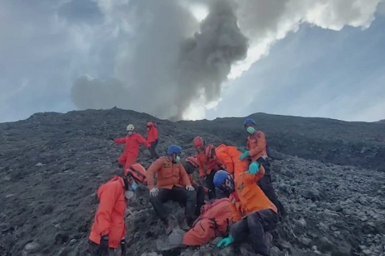 ارتفاع عدد ضحايا بركان ميرابي بإندونيسيا إلى 23 ضحيةً