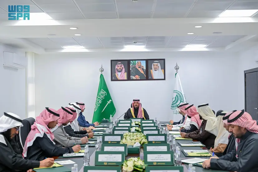 الأمير فيصل بن خالد بن سلطان يرأس اجتماع الإدارات الخدمية في مركز جديدة عرعر