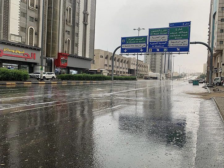أمطار متفاوتة على العاصمة المقدسة