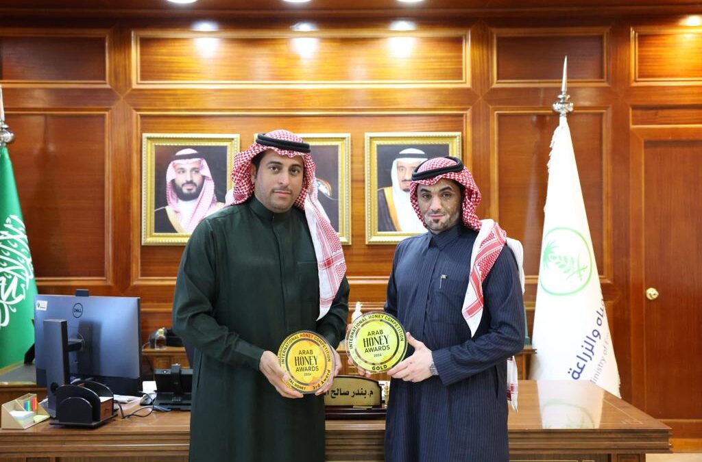 مدير عام بيئة الشمال يستقبل النحال الحازمي الحاصل على جوائز لندن العالمية لإنتاج العسل