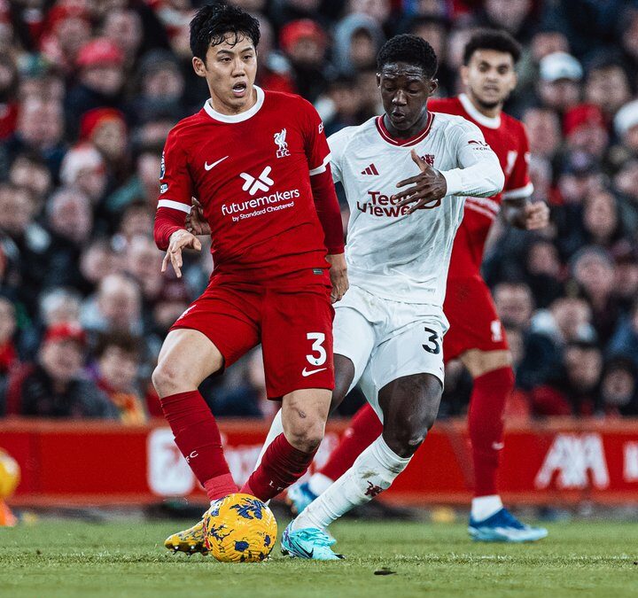 ليفربول يفقد الصدارة ويسقط في فخ التعادل أمام مان يونايتد