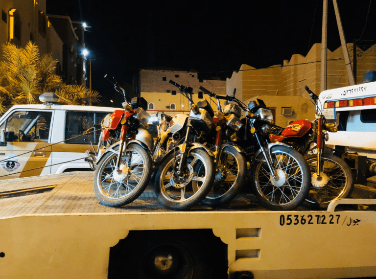 دراجات نارية مخالفة تقع في قبضة رجال المرور