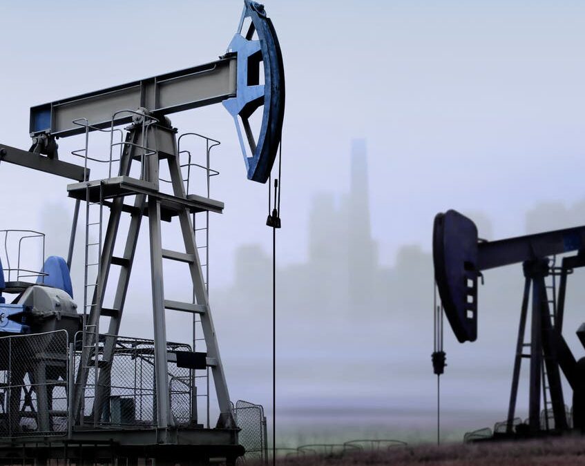 النفط يتراجع مع ارتفاع المخزونات الأمريكية