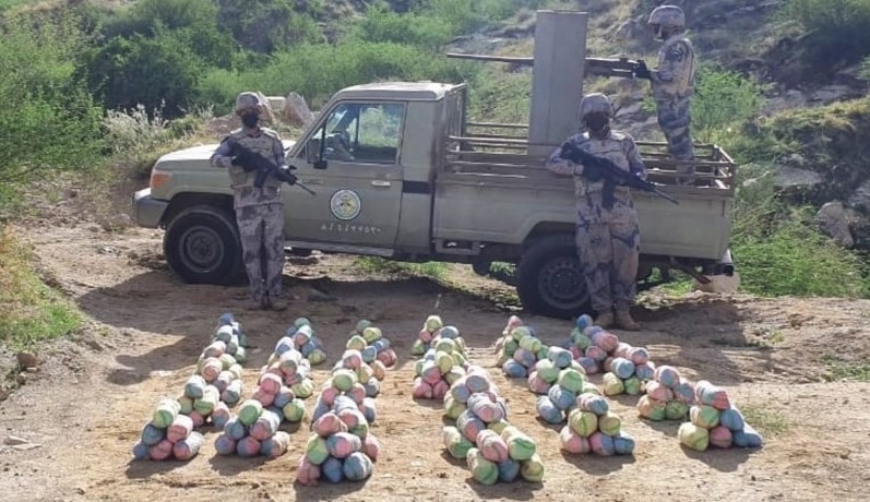 جازان .. إحباط عملية تهريب 280 كغم من نبات القات المخدر بالعارضة