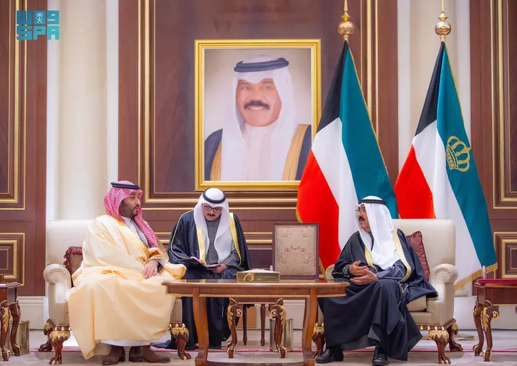 ولي العهد يقدم واجب العزاء في وفاة أمير الكويت