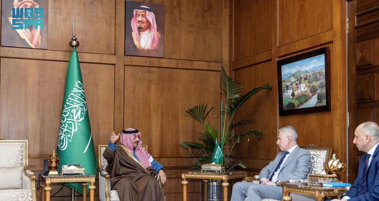 أمير عسير يستقبل سفير أميركا لدى المملكة