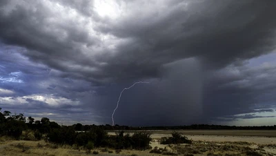 سحب رعدية ممطرة تسير نحو العاصمة المقدسة