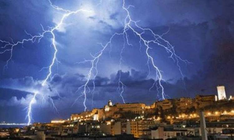 أمطار كثيفة مصحوبة بصواعق رعدية على أجزاء من عسير