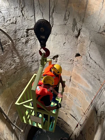 الدفاع المدني بالعرضيات .. ينقذ شخصًا سقط في بئر