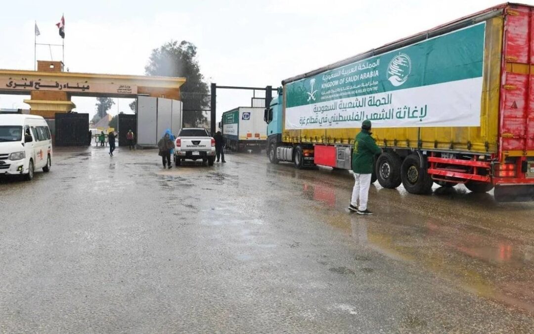 11 شاحنة سعودية تعبر إلى غزة عبر معبر رفح المصري