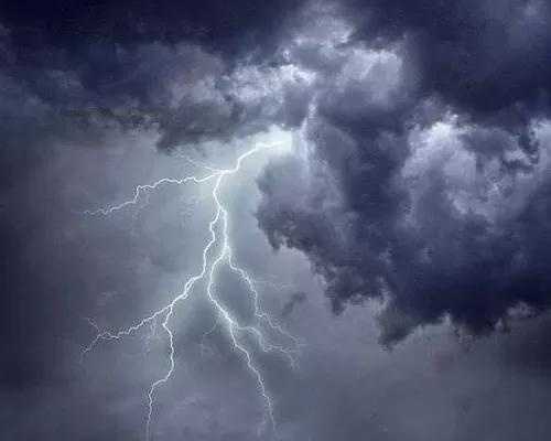 إنذار أحمر .. وأمطار كثيفة مصحوبة بصواعق رعدية على 3 مناطق بالمملكة