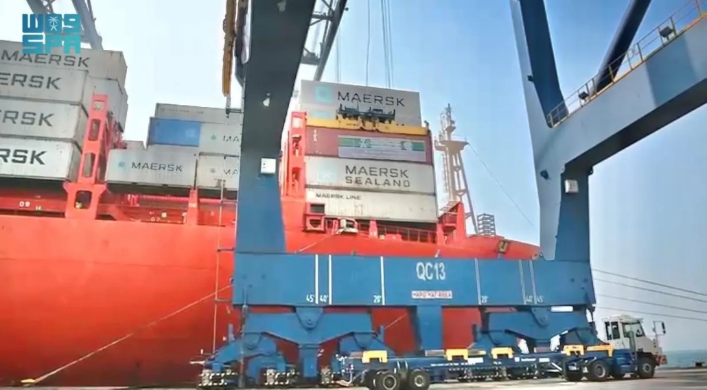 1246 طناً .. سفينة المساعدات السعودية الثالثة تتحرك اليوم من جدة إلى ميناء بورسعيد المصري