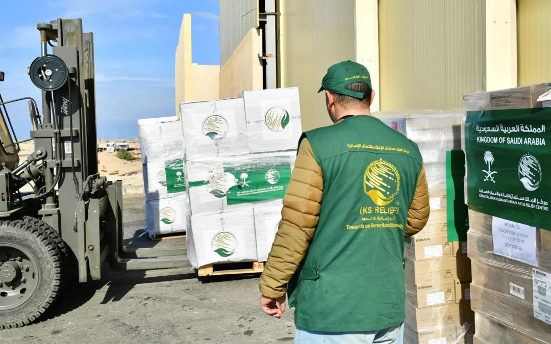 الطائرة الإغاثية السعودية الـ 36 تصل مطار العريش تمهيدا لإدخالها غزة