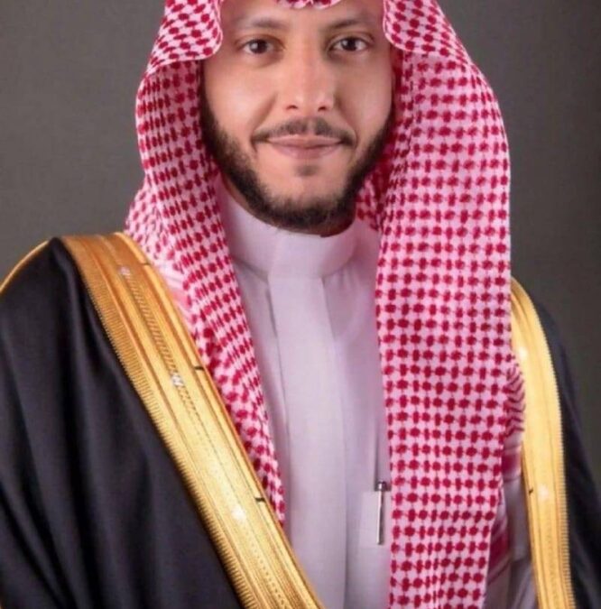 محافظ الطائف يطمئن على أسرتين تعرض بيتهما لحريق