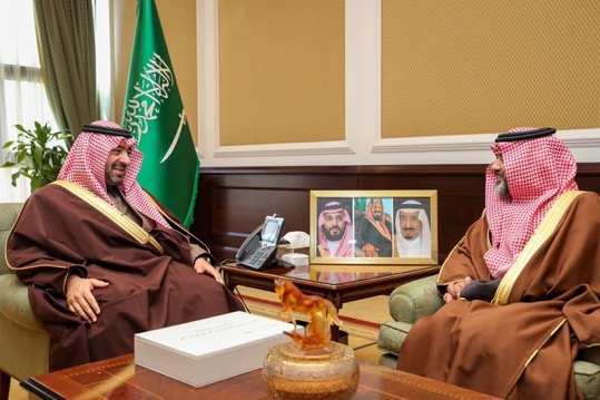 نائب أمير تبوك يستقبل مدير المركز الوطني للرقابة على الالتزام البيئي بالشمالية