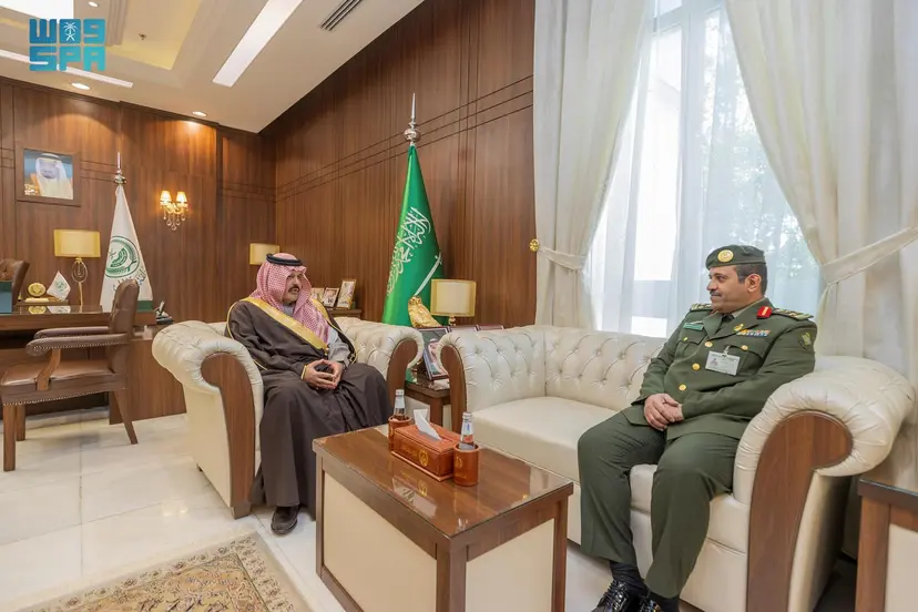أمير حائل يتسلم التقرير السنوي لأعمال وخدمات الجوازات بالمنطقة
