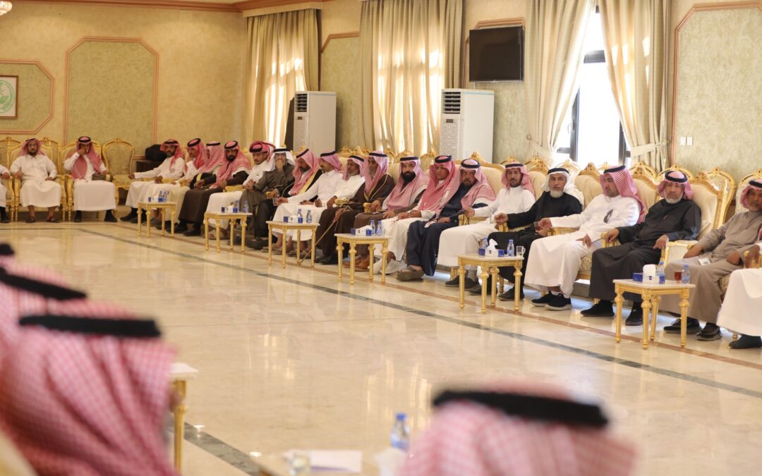 محافظ بيشة يرأس اجتماع مشايخ ونواب القبائل لمناقشة الدليل التعريفي لمبادرة “فتبينوا”
